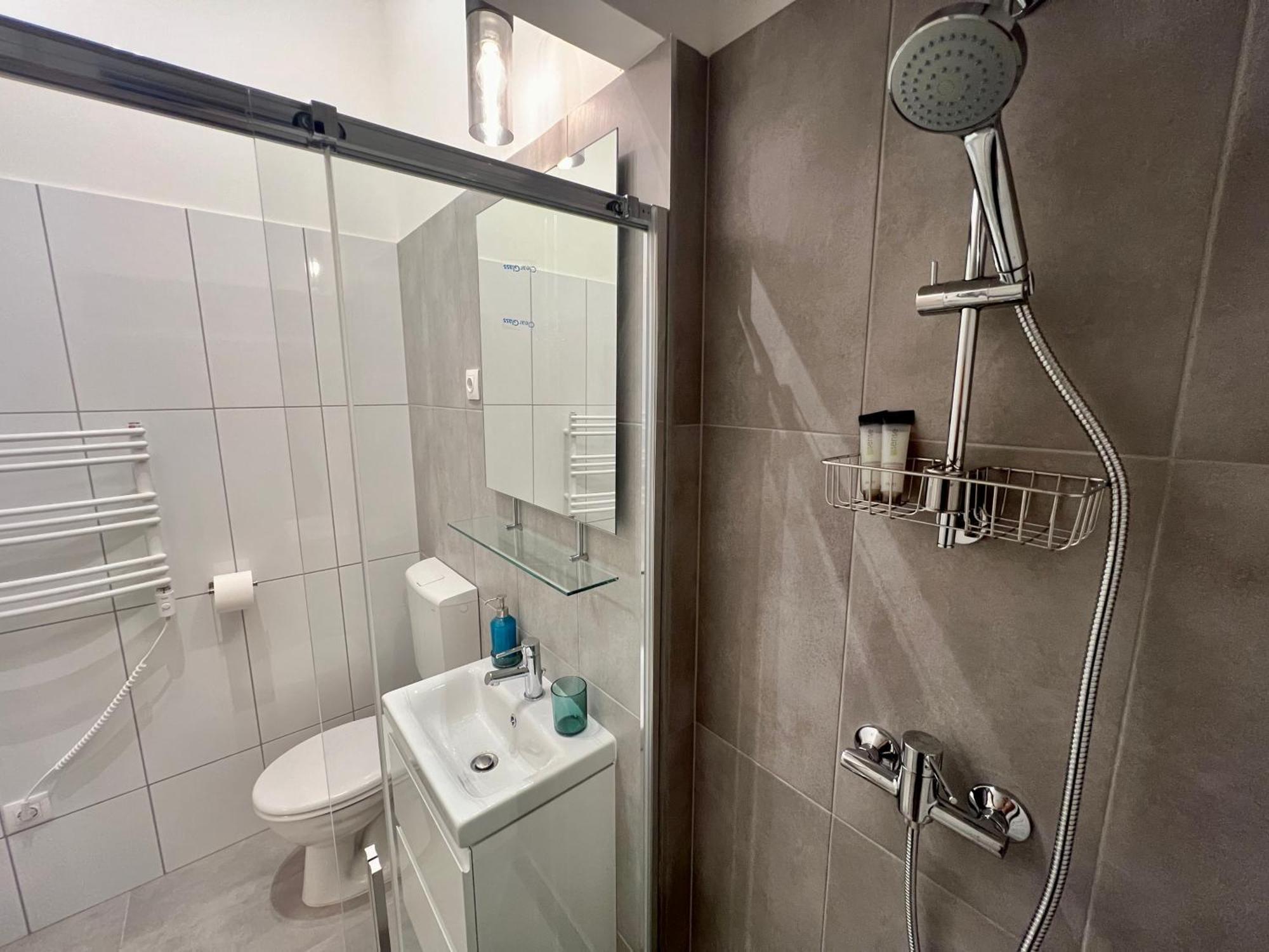 Minimalistic Apartment & Studio In Heart Street Budapest Esterno foto